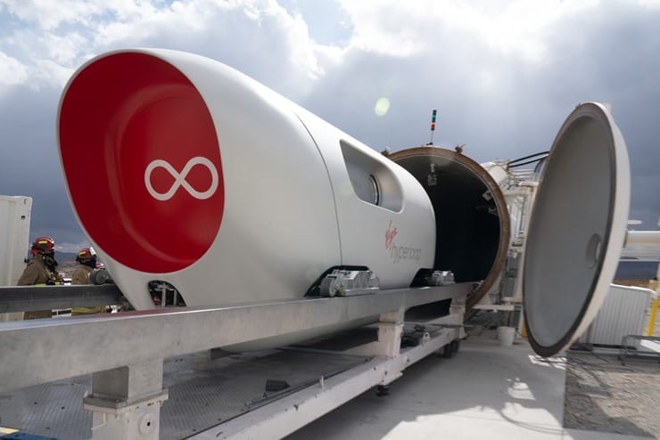 Saatte 1000 km hızla yolcu taşıyabilen Hyperloop kapsülü test sürüşü yaptı
